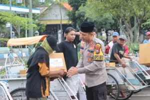 Kapolres Pasuruan Dan Bhayangkari Melaksanakan Bagi Takjil Dan Baksos