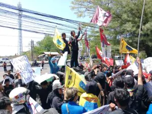 Desak Perubahan Puluhan Mahasiswa PMII dan GMNI Demo di ,Depan DPRD Kabupaten Pasuruan