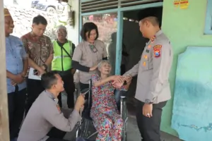 Senyum Bahagia Mbah Sonten Setelah Mendapatkan Kursi Roda dari Polres Mojokerto