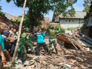 Sinergitas Polisi Bersama TNI dan Warga Gotong Royong Bedah Rumah Lansia di Bojonegoro