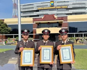 Kapolda Jatim Beri Penghargaan 3 Anggota Polres Pasuruan Kota atas Prestasi di Kejuaraan Karate Kapolri Cup 2024