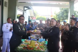 Kapolres Pasuruan Beri Kejutan HUT ke-79 TNI di Makodim 0819 Pasuruan