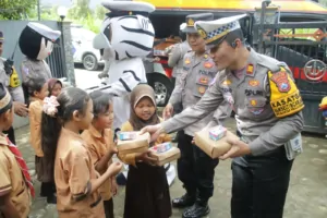 Mobil Cinta Polres Nganjuk Kembali Berbagi Ratusan Kotak Makan Siang Sehat Gratis