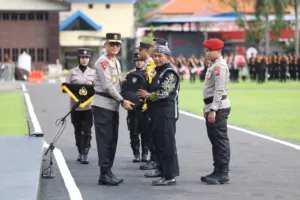 Asistensi Kampung Tangguh dan Polisi RW, Kapolda Jatim Pimpin Apel Besar Petugas Polmas dan Satkamling Pasca Pilkada